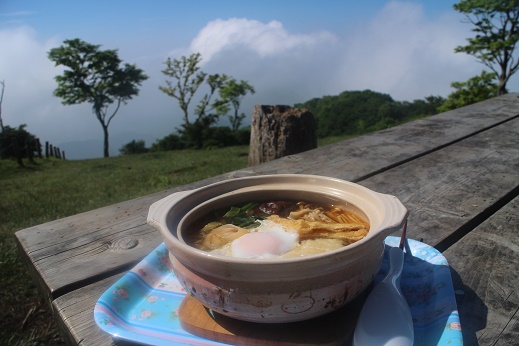 鍋割山荘名物鍋焼きうどん。材料は全部ふもとから担いで上げてきます。
